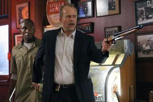 "16 Blocks": Der übermüdete Polizist Jack Mosley (Bruce Willis, r.) soll den Kriminellen Eddi Bunker (Mos Def, l.) vom Gefän...