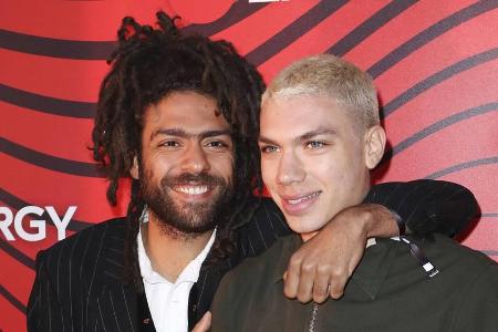 Hat aktuell rosa Haar: Elias Becker (rechts, mit Bruder Noah)