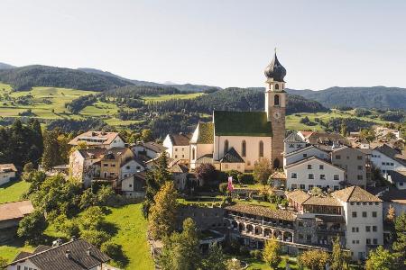 Malerisch in das Dorf-Ensemble eingebettet: Das 5-Sterne-Hotel Turm in Völs am Schlern