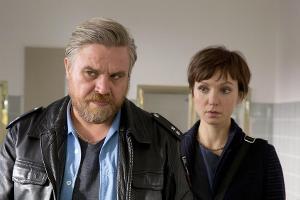 "Harter Brocken": Kommissar Frank Koops (Aljoscha Stadelmann) und die LKA-Beamtin Miriam Nohe (Julia Koschitz) in der Pathol...