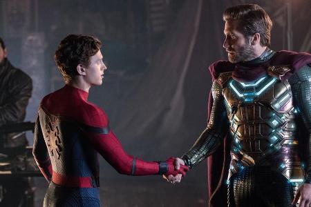 Peter Parker (Tom Holland, l.) alias Spider-Man trifft auf seinen neuen Verbündeten Mysterio (Jake Gyllenhaal)