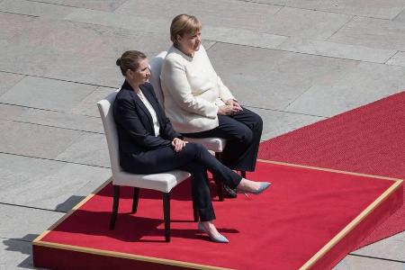 Angela Merkel empfängt die dänische Ministerpräsidentin Mette Frederiksen: Die Nationalhymnen hörten Sie im Sitzen