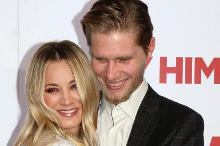 Kaley Cuoco und ihr Mann Karl Cook bei einem gemeinsamen Auftritt in Los Angeles Kaley Cuoco und ihr Mann Karl Cook bei einem gemeinsamen Auftritt in Los Angeles