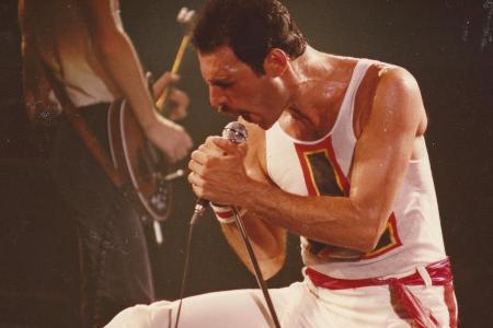 Queen-Sänger Freddie Mercury bei einem Konzert im Jahr 1982 Queen-Sänger Freddie Mercury bei einem Konzert im Jahr 1982