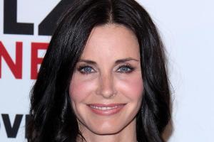 "Work It": Courteney Cox begeistert mit kuriosem Pool-Video