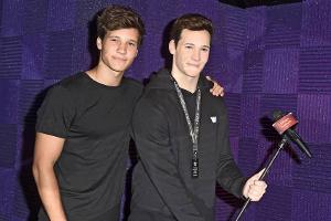 Wincent Weiss (l.) bei der Enthüllung seiner Wachsfigur im Madame Tussauds