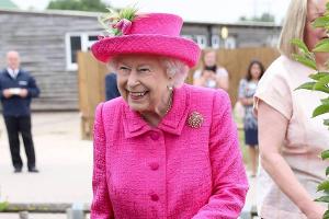 Queen Elizabeth II. bei ihrem Besuch des Nationalen Instituts für Landwirtschaftliche Botanik