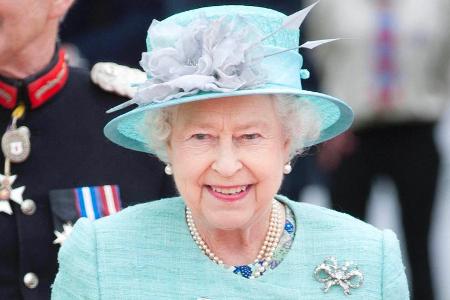 Queen Elizabeth II. bei einem Besuch im Vernon Park in Nottingham