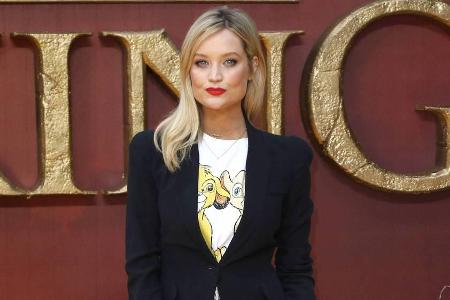 Laura Whitmore trägt zur Premiere ein T-Shirt mit einem 