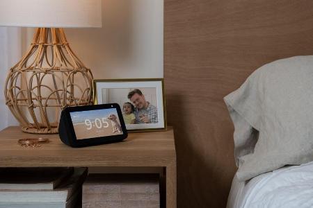 Genauso wie auf diesem Bild dürfte der Echo Show 5 bei vielen Nutzern auf dem Nachttisch seinen Platz finden Genauso wie auf diesem Bild dürfte der Echo Show 5 bei vielen Nutzern auf dem Nachttisch seinen Platz finden