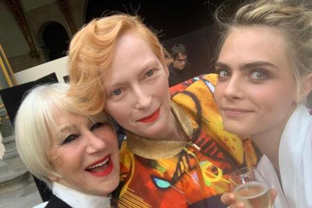 Cara Delevingne (rechts) hat sichtlich Spaß mit diesen beiden Damen Cara Delevingne (rechts) hat sichtlich Spaß mit diesen beiden Damen