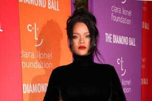 Rihanna überstrahlt in schwarzem Samt alle