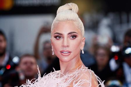 Fühlt sich erst mit Make-up als Fühlt sich erst mit Make-up als