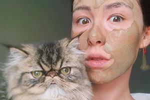 Aurora Ramazzotti posiert mit ihrer Katze auf Instagram