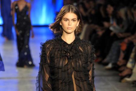Kaia Gerber beeindruckte in einem schwarzen Rüschenkleid bei der Milan Fashion Week
