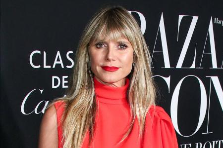 Heidi Klum zog Anfang September auf der New York Fashion Week in einem hochgeschlitzten orangefarbenen Kleid alle Blicke auf... Heidi Klum zog Anfang September auf der New York Fashion Week in einem hochgeschlitzten orangefarbenen Kleid alle Blicke auf...