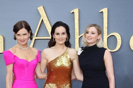 Michelle Dockery (Mitte) umrahmt von ihren Michelle Dockery (Mitte) umrahmt von ihren