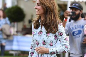 Herzogin Kate zeigt sich mit Designerkleid auf dem Spielplatz