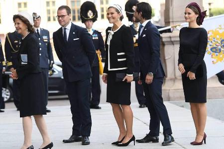Mit ihrem schwarz-dunkelroten Look hat Prinzessin Sofia von Schweden (r.) einen modischen Fehltritt gemacht