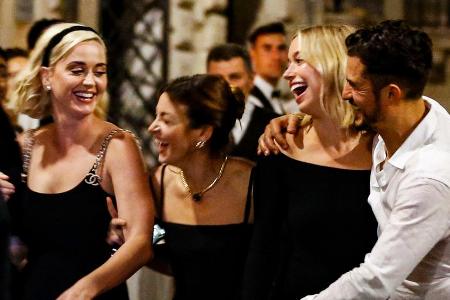 Katy Perry und Orlando Bloom - außen - feiern mit Freunden die Hochzeit von Designerin Misha Nonoo in Rom