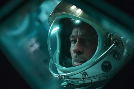 Brad Pitt als Astronaut Roy McBride in 