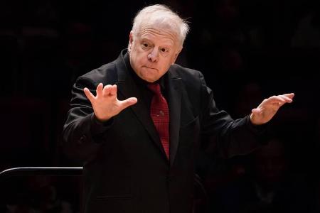 Leonard Slatkin quicklebendig bei einem Konzert in China im März 2019.