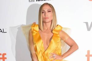 Jennifer Lopez verzaubert in gelbem Tüllkleid auf dem roten Teppich