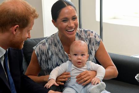 Prinz Harry und Herzogin Meghan präsentieren stolz ihren Nachwuchs