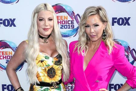 Tori Spelling und Jennie Garth erschienen am Mittwoch gemeinsam bei den Teen Choice Awards in Los Angeles