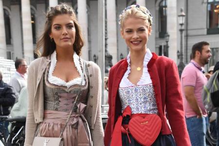 Vanessa Fuchs (l.) und Darya Strelnikova präsentieren wunderschöne Dirndl-Accessoires