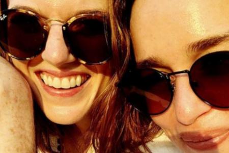 Emilia Clarke (r.) und Rose Leslie genießen die Sonnenstrahlen Emilia Clarke (r.) und Rose Leslie genießen die Sonnenstrahlen