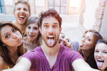 Eine Gruppe von Freunden knipst ein Selfie
