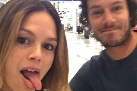 Rachel Bilson und Adam Brody hatten am Flughafen eine Mini- Rachel Bilson und Adam Brody hatten am Flughafen eine Mini-