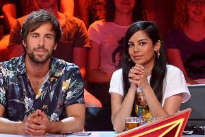 Collien Ulmen-Fernandes (hier neben Rate-Kollege Max Giesinger) hat zwei Favoriten im "Masked Singer"-Finale