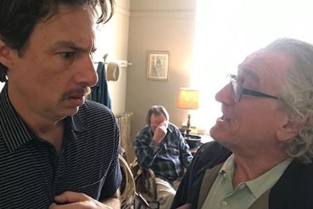 Zach Braff (l.) und Robert De Niro (r.) stehen gemeinsam mit Tommy Lee Jones (hinten Mitte) für den Film 