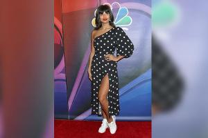 Jameela Jamil überrascht mit weißen Turnschuhen auf dem roten Teppich