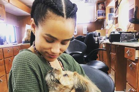 Nathalie Emmanuel und ihr Hund am Set von 
