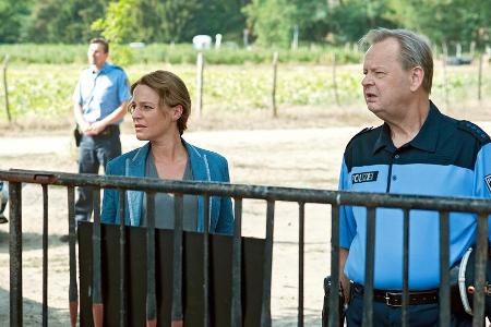 Olga Lenski (Maria Simon) und Polizeihauptmeister Wolfgang Neumann (Fritz Roth, r.) observieren das Haus des Geiselnehmers