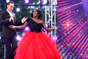 Gut gelaunt: Motsi Mabuses erster Tag bei "Strictly Come Dancing"
