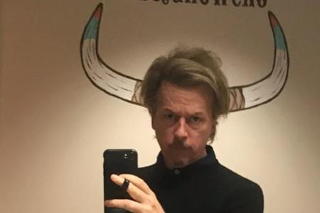 David Spade posiert als betrunkener Stier