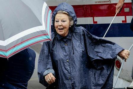 Von wegen bedröppelt: Prinzessin Beatrix zeigt sich gut gelaunt nach der Landung in Saba