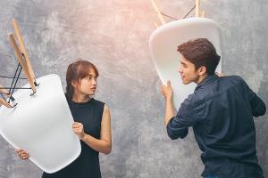 "Chair Challenge" beweist: Männer sind das schwache Geschlecht!