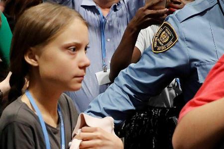 Greta Thunberg bei ihrer turbulenten Ankunft im Bahnhof von Madrid