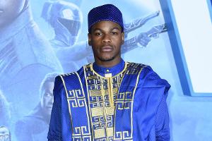John Boyega: In afrikanischer Tracht bei der "Star Wars"-Premiere