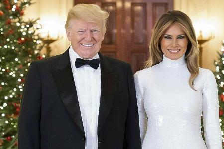 Donald und Melania Trump posieren im festlich geschmückten Weißen Haus