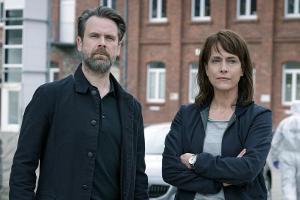 "Polizeiruf 110: Zehn Rosen": Brasch (Claudia Michelsen) und Köhler (Matthias Matschke) kommen am Tatort an