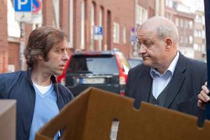 "Wilsberg: Mundtot": Ekki (Oliver Korittke, l.) will die Kartons nicht ausladen. Wilsbergs (Leonard Lansink) Bücher wurden g...
