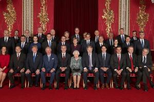 Queen Elizabeth und Angela Merkel in Plauderlaune beim Nato-Gipfel