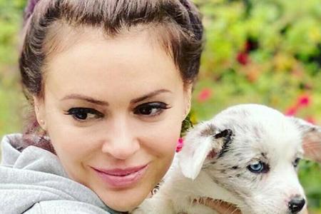 Alyssa Milano strahlt mit ihrem neuen Hund um die Wette