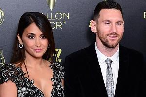 Lionel Messi mit seiner Familie auf dem roten Teppich